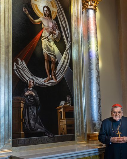 Cardinal Burke Saint Faustina Side Altar at the Shrine of Our Lady of Guadalupe La Crosse Wisconsin En el altar lateral dedicado a ella en la Iglesia del Santuario se expone de manera continua una reliquia de primer grado de Santa Faustina para la veneración de los fieles, en especial de quienes buscan su intercesión.