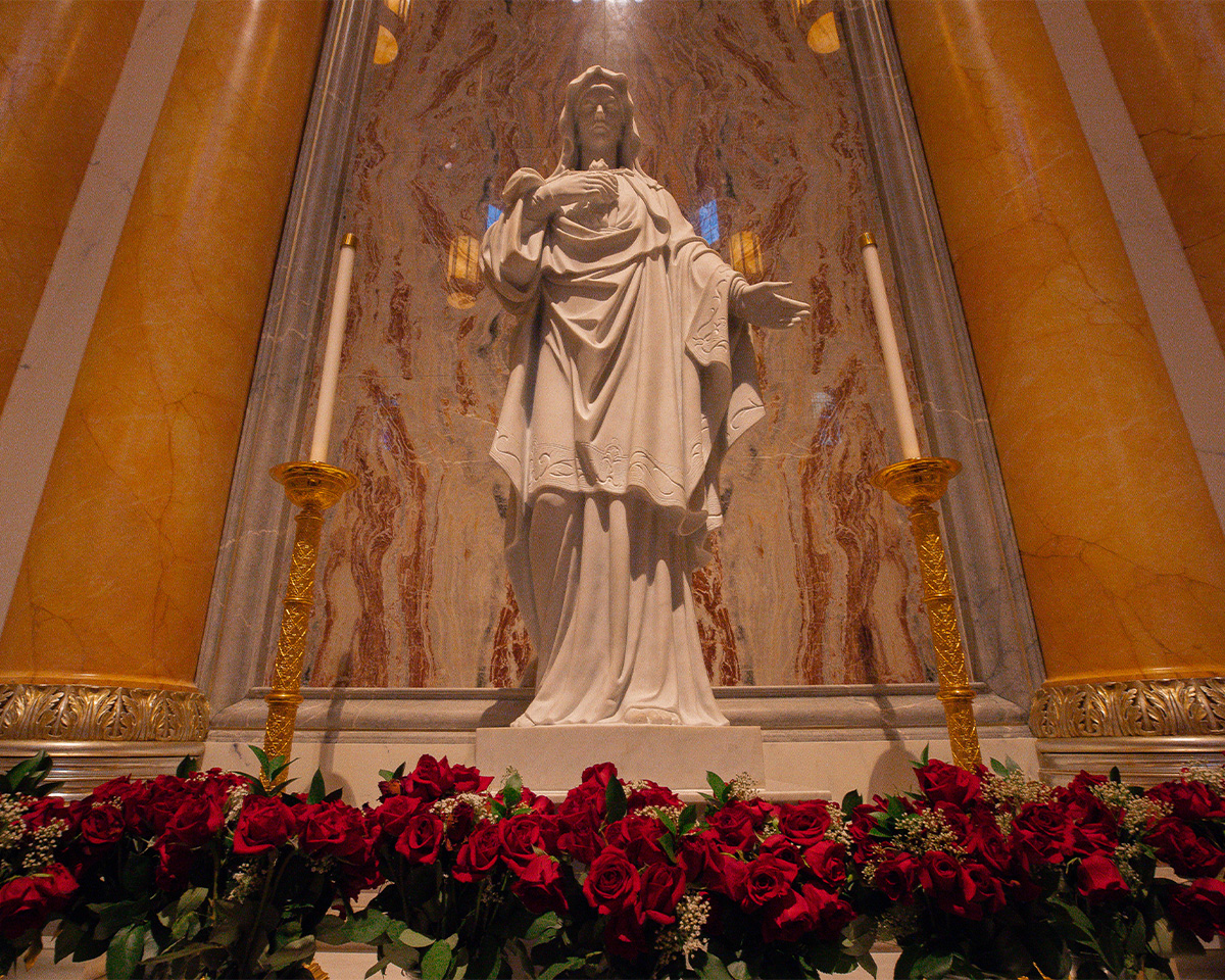 Marble Statue of the Immaculate Heart decorated with roses Marble Statue of the Immaculate Heart decorated with roses